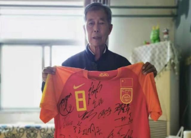 星空娱乐下载-李铁邀请患病老球迷观看比赛 并赠送国足签名球衣